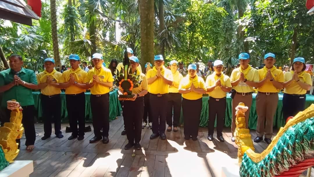เจ้าหน้าที่สำนักงานสรรพากรพื้นที่สาขาบ้านดุง ร่วมกิจกรรมจิตอาสาพัฒนาแหล่งน้ำศักดิ์สิทธิ์คำชะโนด เพื่อถวายพระราชกุศลแด่พระบาทสมเด็จพระบรมชนกาธิเบศร มหาภูมิพลอดุลยเดชมหาราช บรมนาถบพิตร เนื่องในวันนวมินทรมหาราช