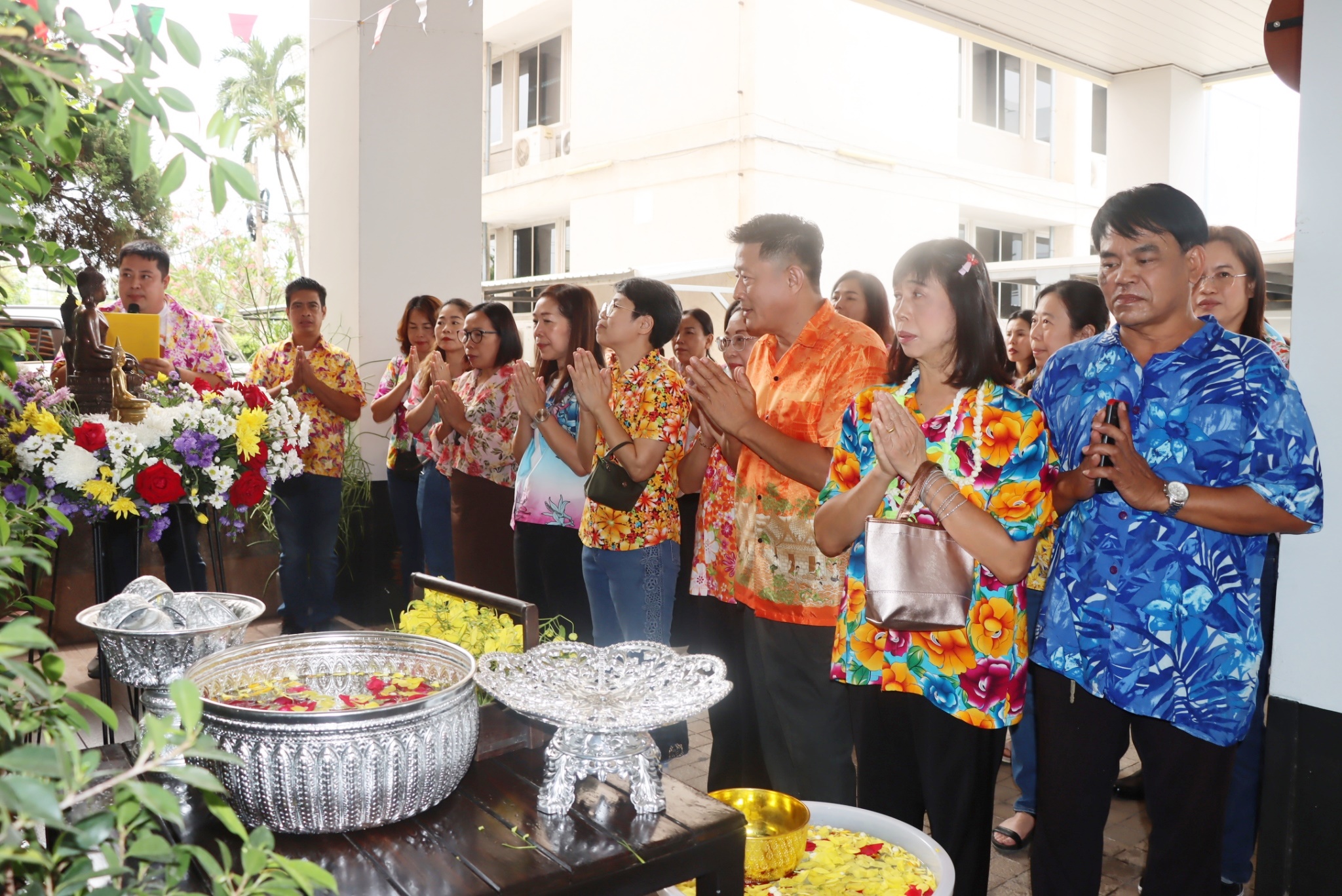 สรรพากรพื้นที่อุดรธานี พร้อมด้วยคณะผู้บริหารและข้าราชการในสังกัดร่วมสรงน้ำพระพุทธรูปประจำสำนักงานเนื่องในโอกาสเทศกาลวันสงกรานต์