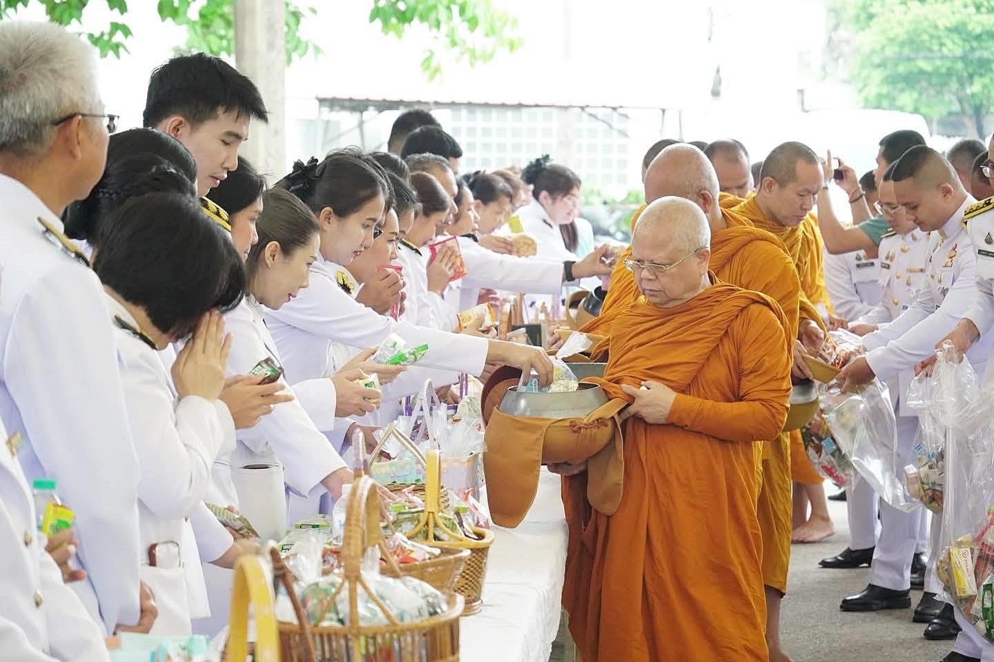 ร่วมพิธีเจริญพระพุทธมนต์ ทำบุญตักบาตรพระสงฆ์ เฉลิมพระเกียรติสมเด็จพระเจ้าลูกยาเธอ เจ้าฟ้าทีปังกรรัศมีโชติ มหาวชิโรตตมางกูร สิริวิบูลยราชกุมาร เนื่องในโอกาสวันคล้ายวันประสูติ 29 เมษายน 2568