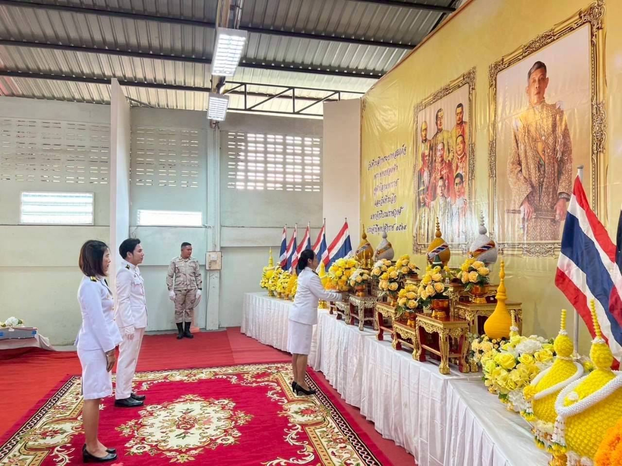 เจ้าหน้าที่สํานักงานสรรพากรพื้นที่ สาขาศรีธาตุ ในสังกัดสำนักงานสรรพากรพื้นที่อุดรธานี เข้าร่วมพิธีวางพานพุ่มดอกไม้ ถวายราชสักการะเนื่องในวันพระบาทสมเด็จพระพุทธยอดฟ้าจุฬาโลกมหาราช และวันที่ระลึกมหาจักรีบรมราชวงศ์ประจํา ปี 2569