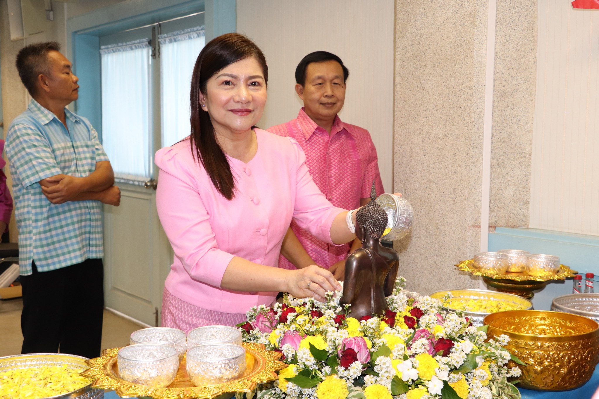 ร่วมสรงน้ำพระพุทธรูป รดน้ำขอพรข้าราชการเกษียณอายุราชการและผู้ที่เคารพนับถือ เนื่องในเทศกาลสงกรานต์ ประจำปี 2568