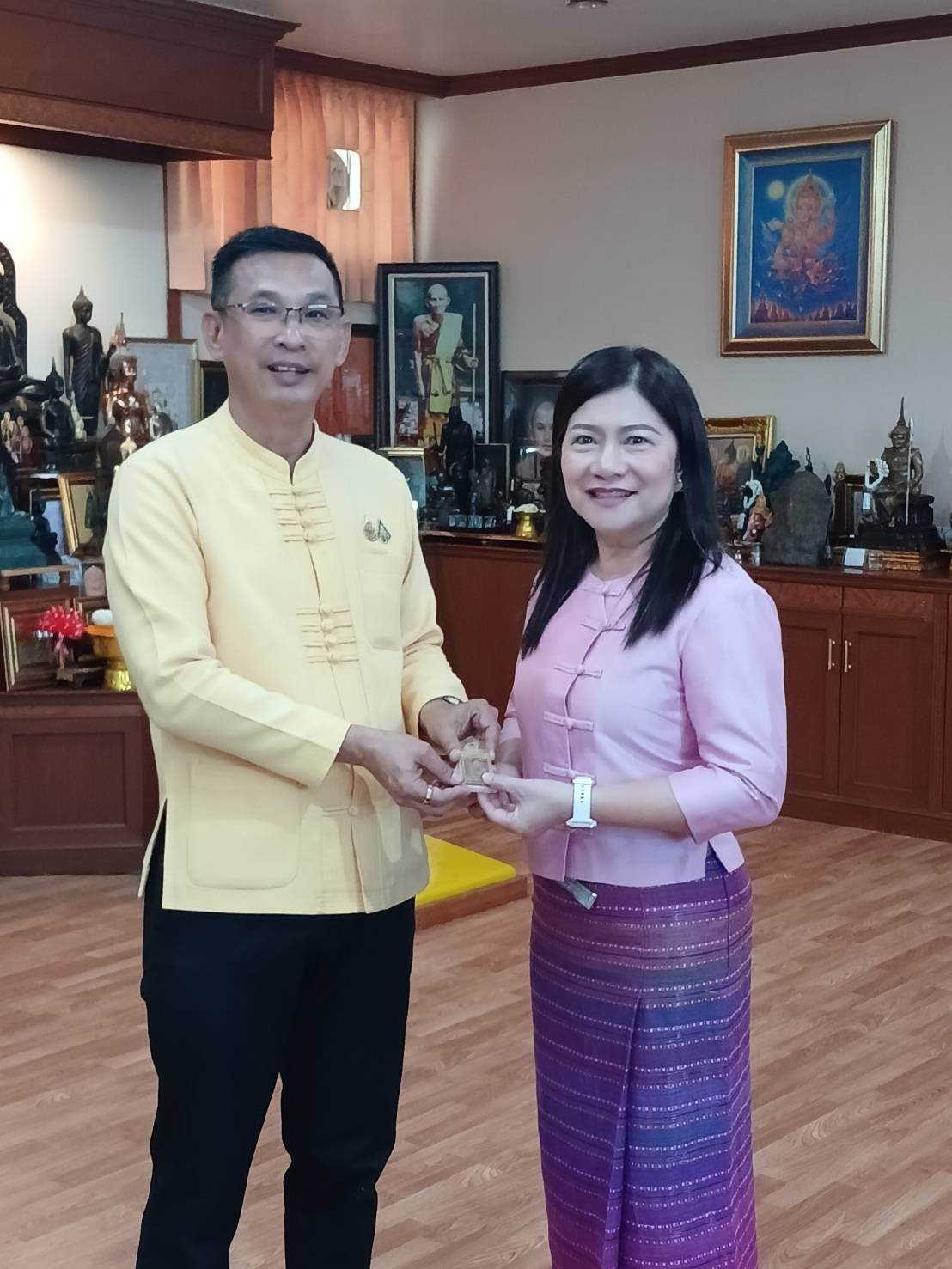 นางสาววิลาวัณย์ เอกประเสริฐกุล สรรพากรพื้นที่มหาสารคาม พร้อมด้วยคณะผู้บริหารสำนักงานสรรพากรพื้นที่มหาสารคาม เข้าพบ นายวิบูรณ์ แววบัณฑิต  ผู้ว่าราชการจังหวัดมหาสารคาม
