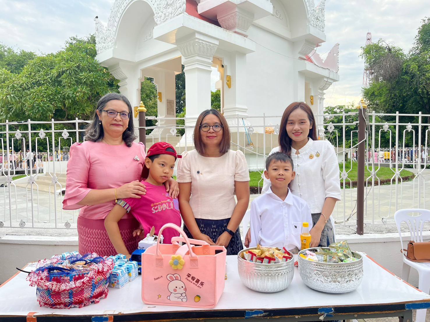เข้าร่วมพิธีทำบุญตักบาตร เนื่องในโอกาสฉลองครบรอบ 160 ปี เมืองมหาสารคาม 