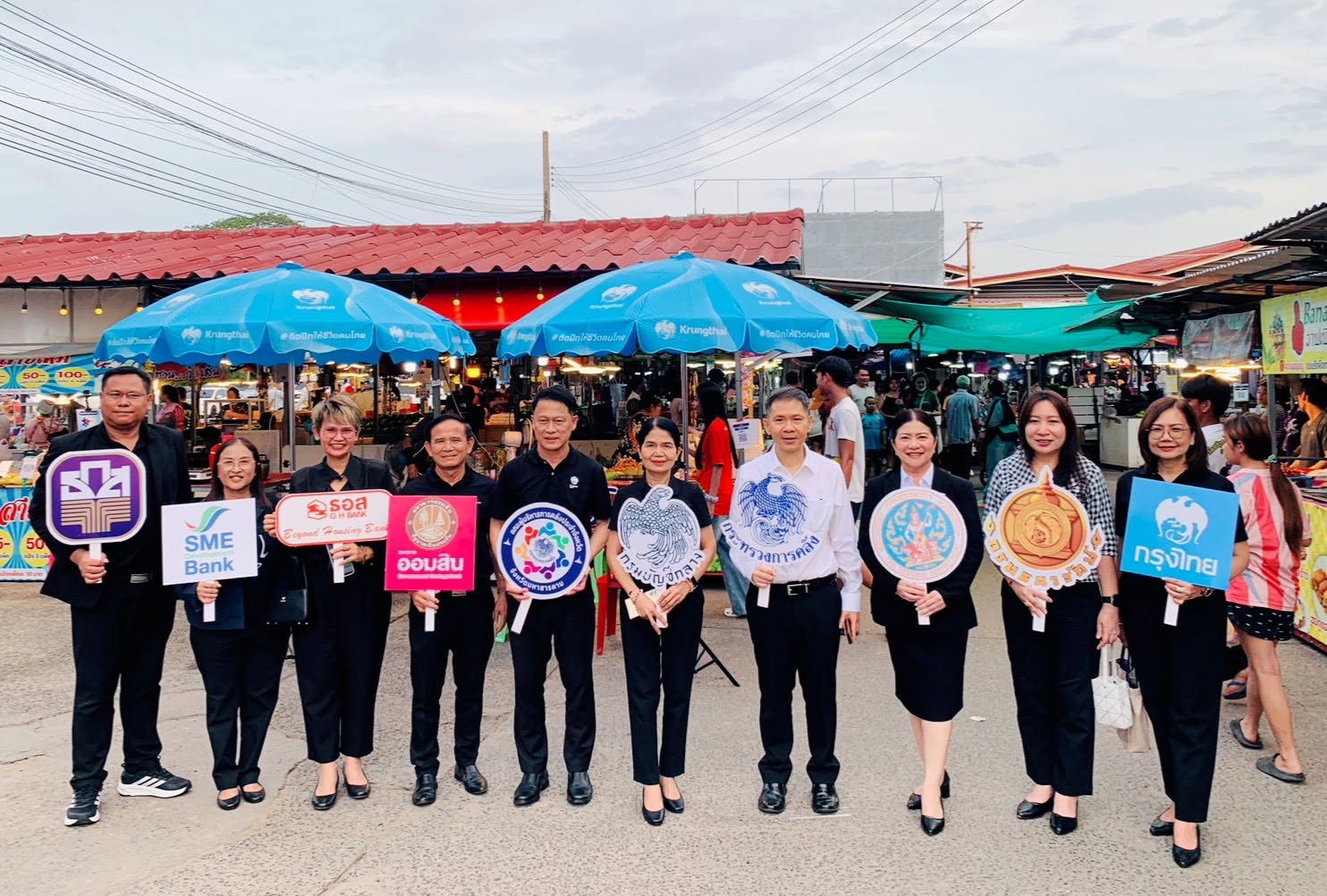 คณะผู้บริหารการคลังประจำจังหวัดมหาสารคาม ลงพื้นที่กับ นายพนิต ธีรภาพวงศ์ ผู้ตรวจราชการกระทรวงการคลัง เพื่อตรวจเยี่ยมวิสาหกิจชุมชนตัดเย็บเสื้อผ้าบ้านท่าตูม ตำบลท่าตูม อำเภอเมืองมหาสารคาม 