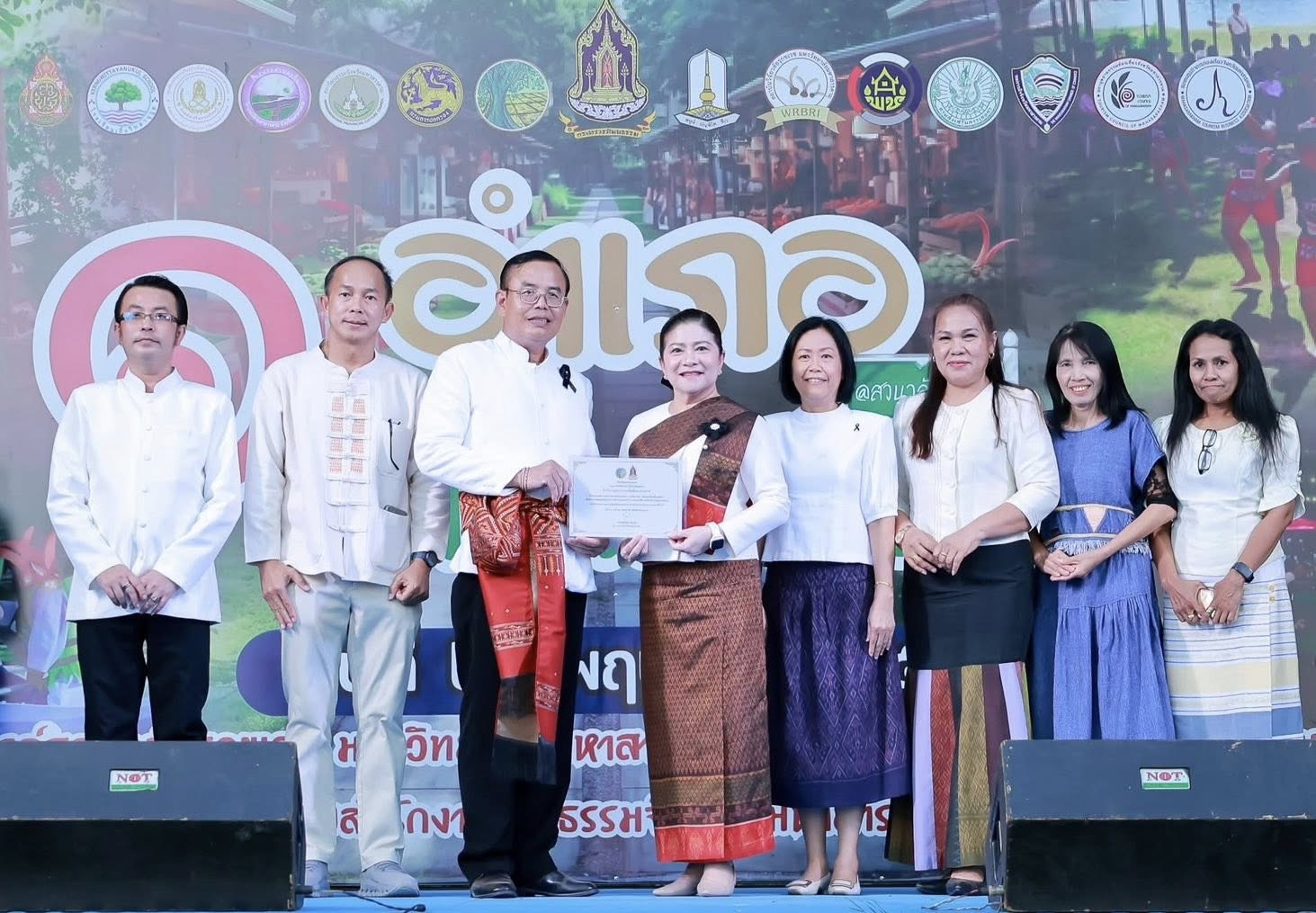  เข้าร่วมพิธีเปิดกิจกรรม 1 อำเภอ 1 ลานสร้างสรรค์ และรับเกียรติบัตร กิจกรรม รณรงค์การแต่งกายตามอัตลักษณ์ไทยสู่สากล “ภูมิใจ แต่งไทยทั้งแผ่นดิน” 
