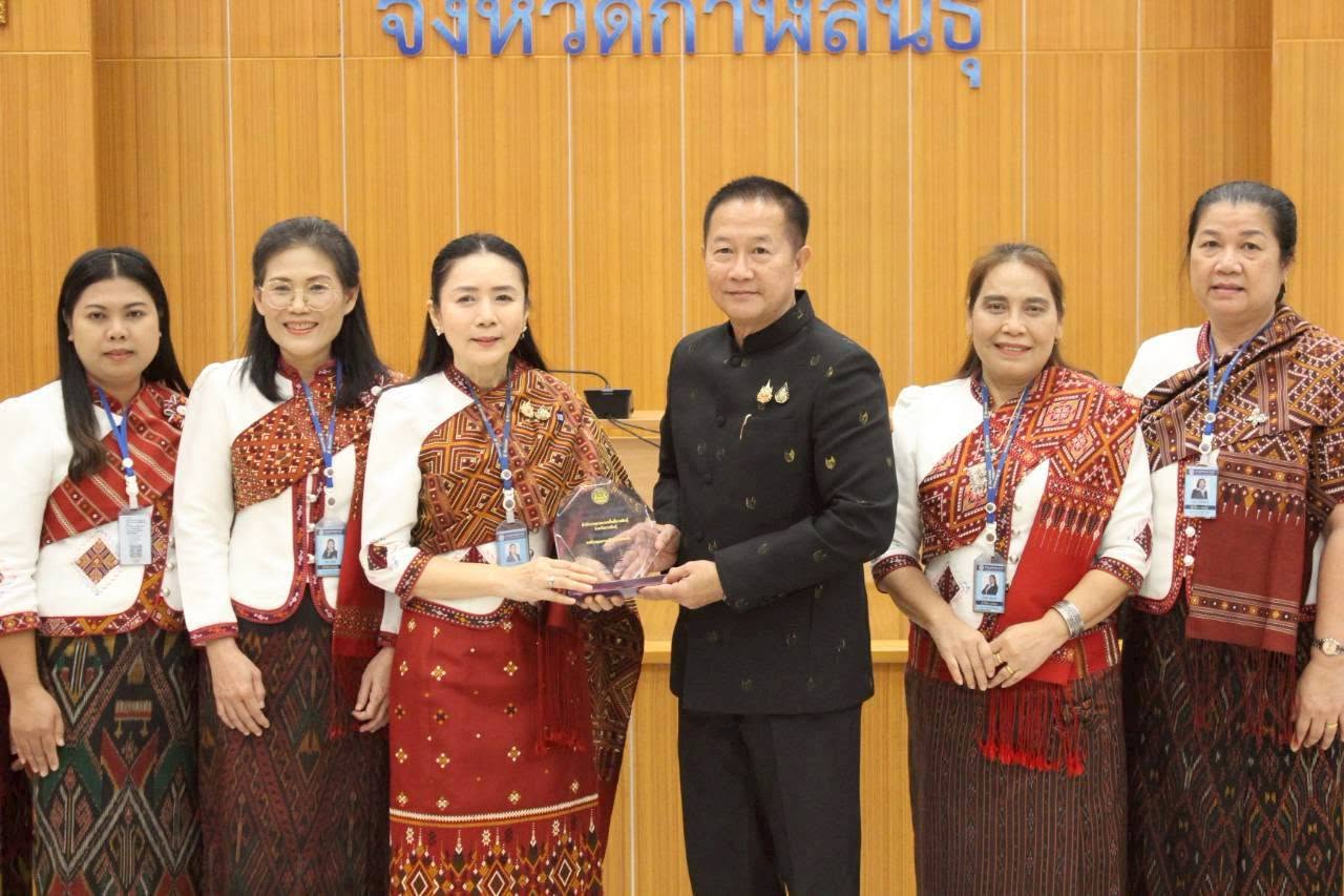 นางมณฑิยา เลิศสหพันธ์ สรรพากรพื้นที่กาฬสินธุ์ พร้อมด้วยคณะผู้บริหาร และเจ้าหน้าที่ในสังกัดสำนักงานสรรพากรพื้นที่กาฬสินธุ์  เข้ารับเกียรติบัตรยกย่องเชิดชูเกียรติองค์กรคุณธรรมต้นแบบโดดเด่น จังหวัดกาฬสินธุ์  ประจำปีงบประมาณ พ.ศ. 2568 