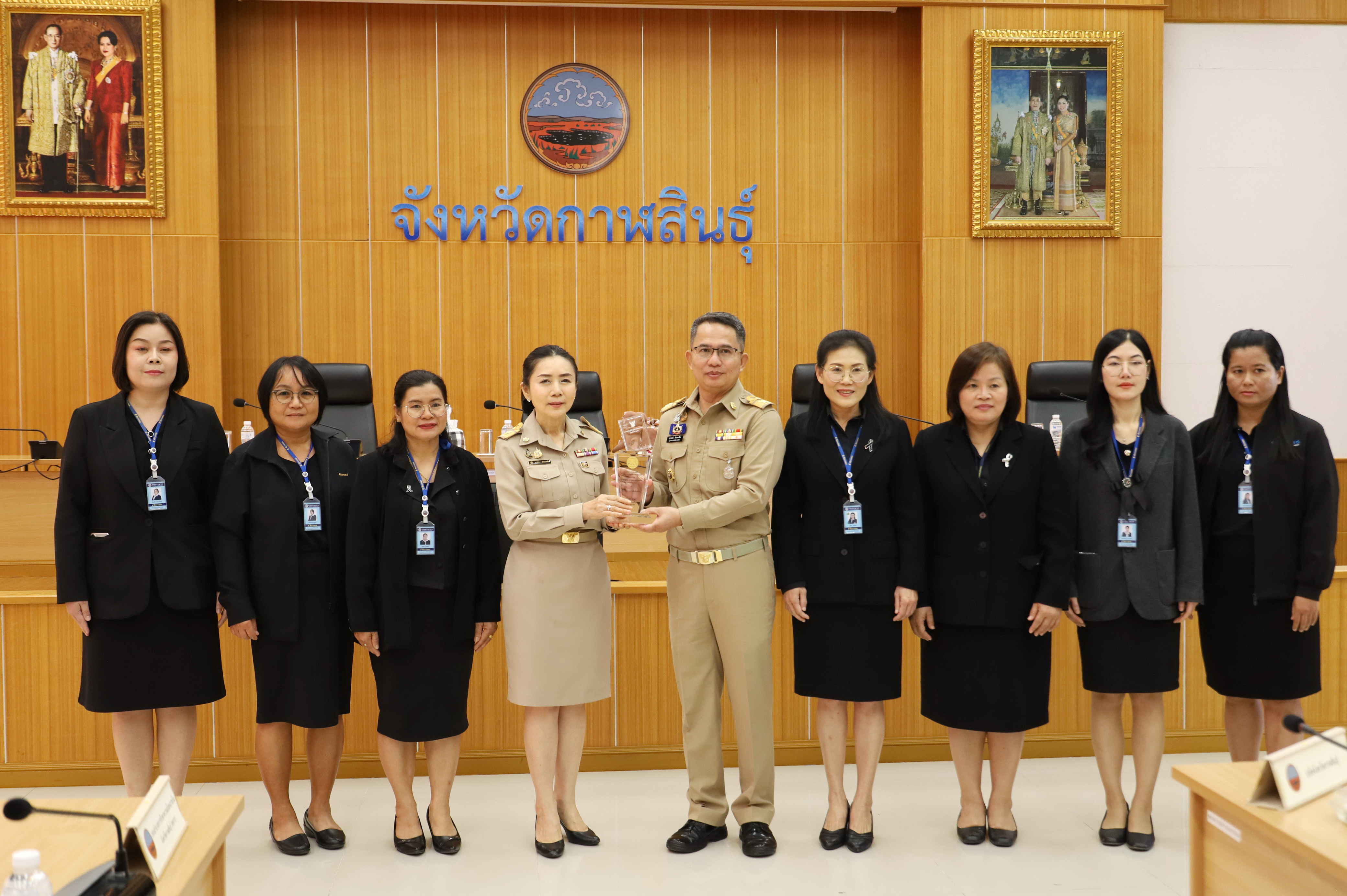 สำนักงานสรรพากรพื้นที่กาฬสินธุ์ เข้ารับมอบโล่ประกาศเกียรติคุณศูนย์ข้อมูลข่าวสารของราชการโดดเด่น ประจำปี พ.ศ.2568