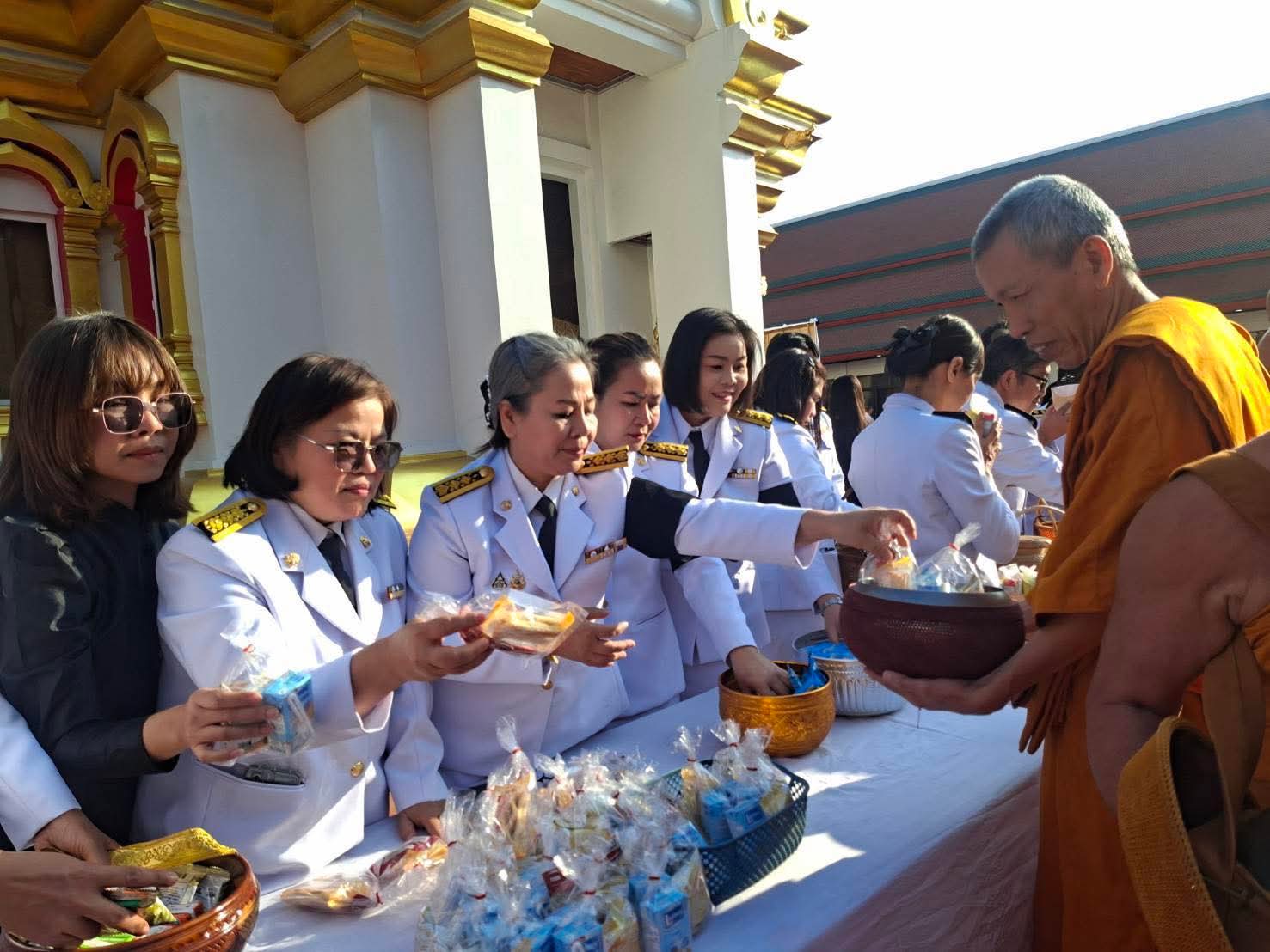 พิธีบำเพ็ญกุศลทำบุญตักบาตรเพื่ออุทิศถวายเป็นพระราชกุศลแด่สมเด็จพระนางเจ้าสิริกิติ์ พระบรมราชินีนาถ พระบรมราชชนนีพันปีหลวง ในวาระครบ 100 วัน (ศตมวาร)