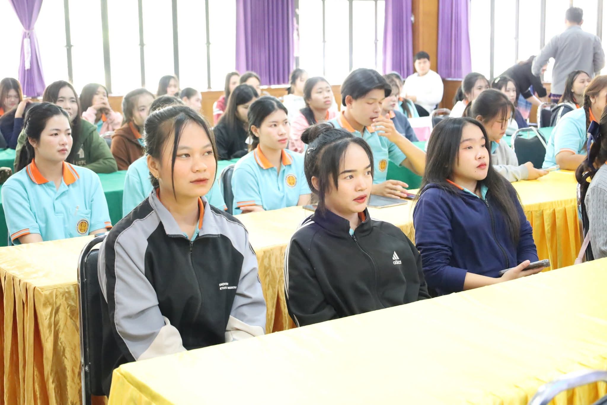 บรรยายให้ความรู้เกี่ยวกับภาษีอากร ให้กับนักเรียน นักศึกษาระดับชั้นประกาศนียบัตรวิชาชีพ (ปวช) และระดับชั้นประกาศนียบัตรวิชาชีพชั้นสูง (ปวส) แผนกบัญชี ฝ่ายวิชาการ วิทยาลัยการอาชีพหนองกุงศรี 