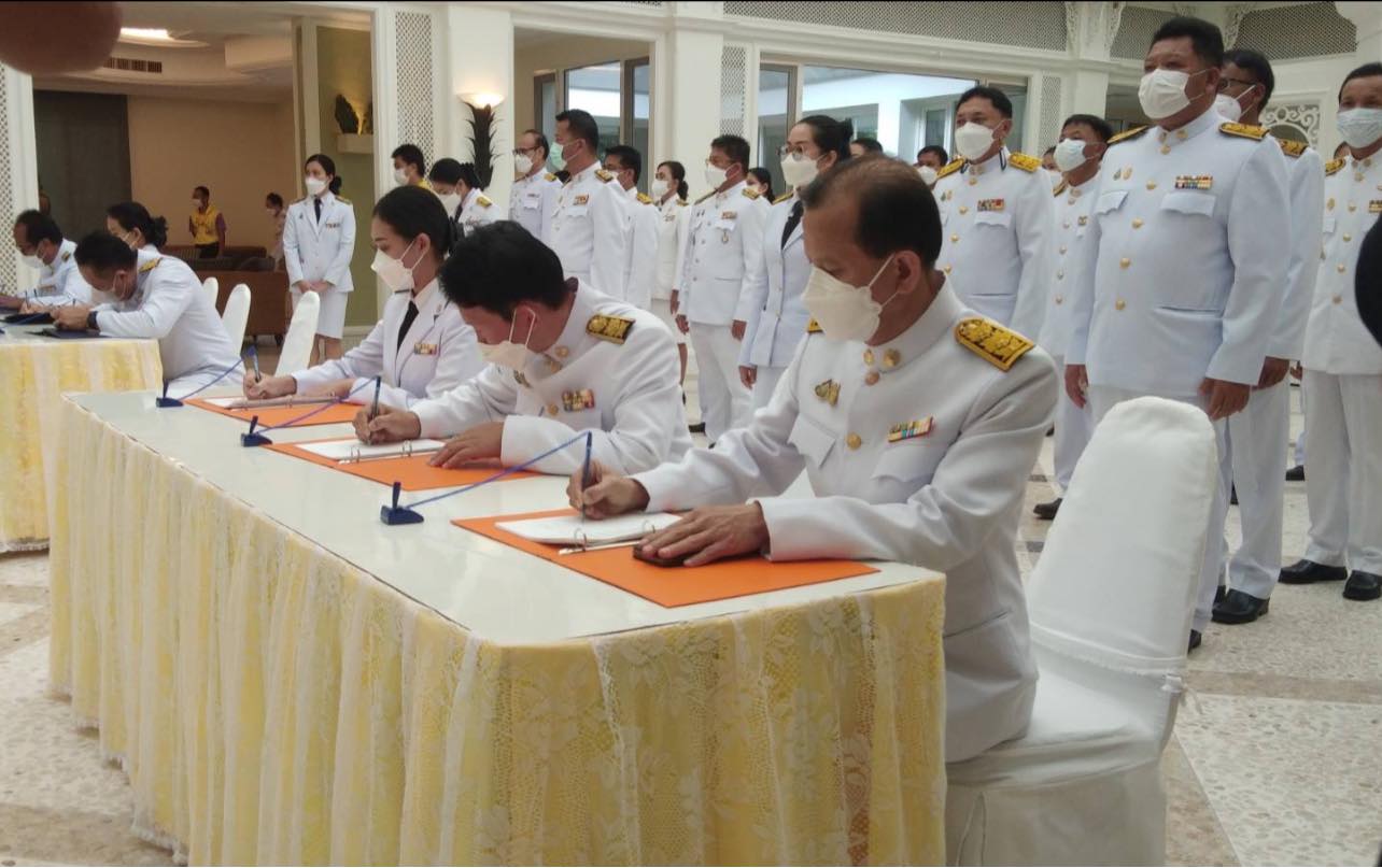 ร่วมลงนามถวายพระพรชัยมงคล