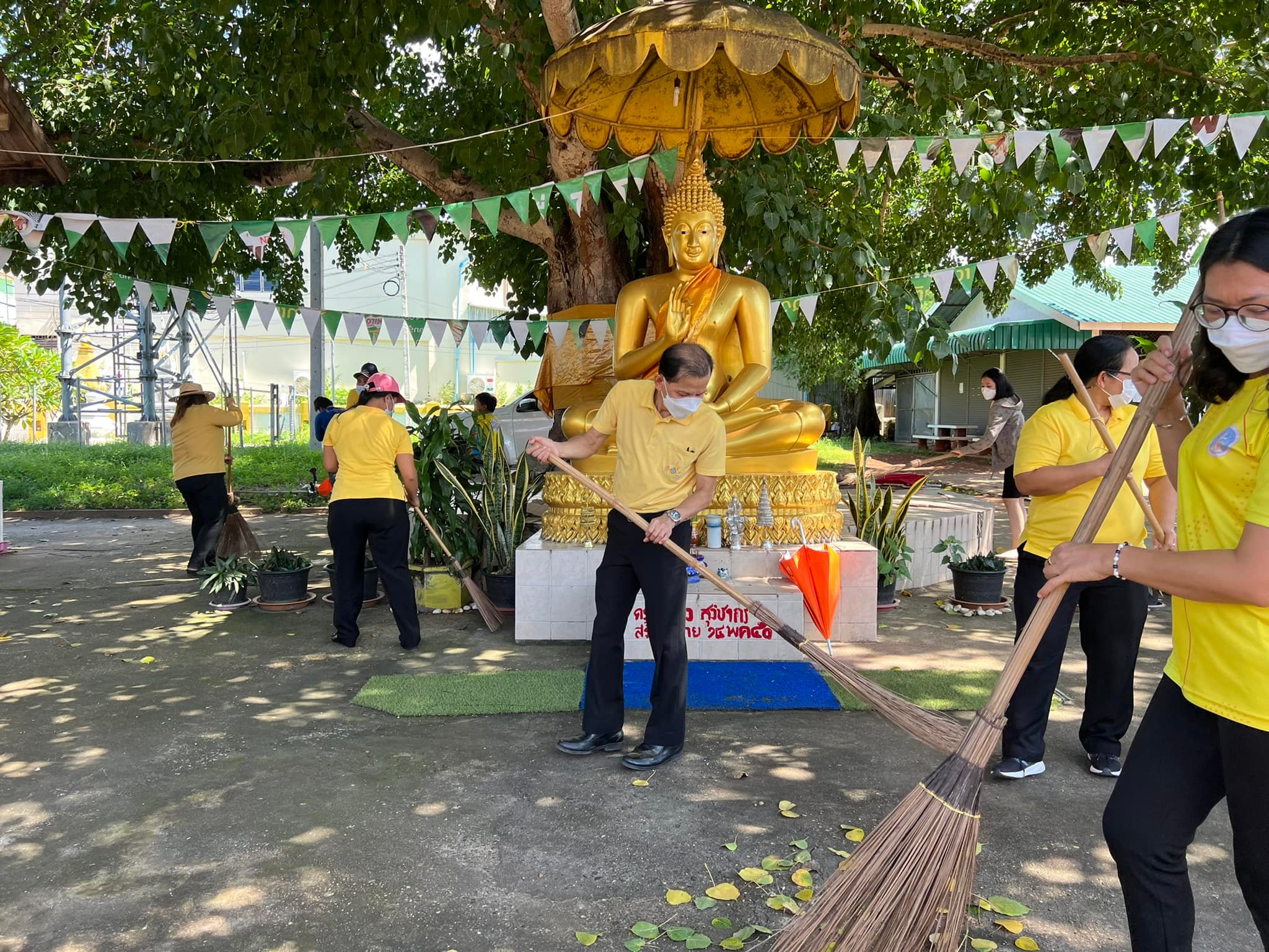 ทำบุญถวายเทียนเข้าพรรษา ผ้าอาบน้ำฝน จตุปัจจัยไทยทาน และร่วมกิจกรรมจิตอาสาทำความสะอาดวัดร่วมกัน