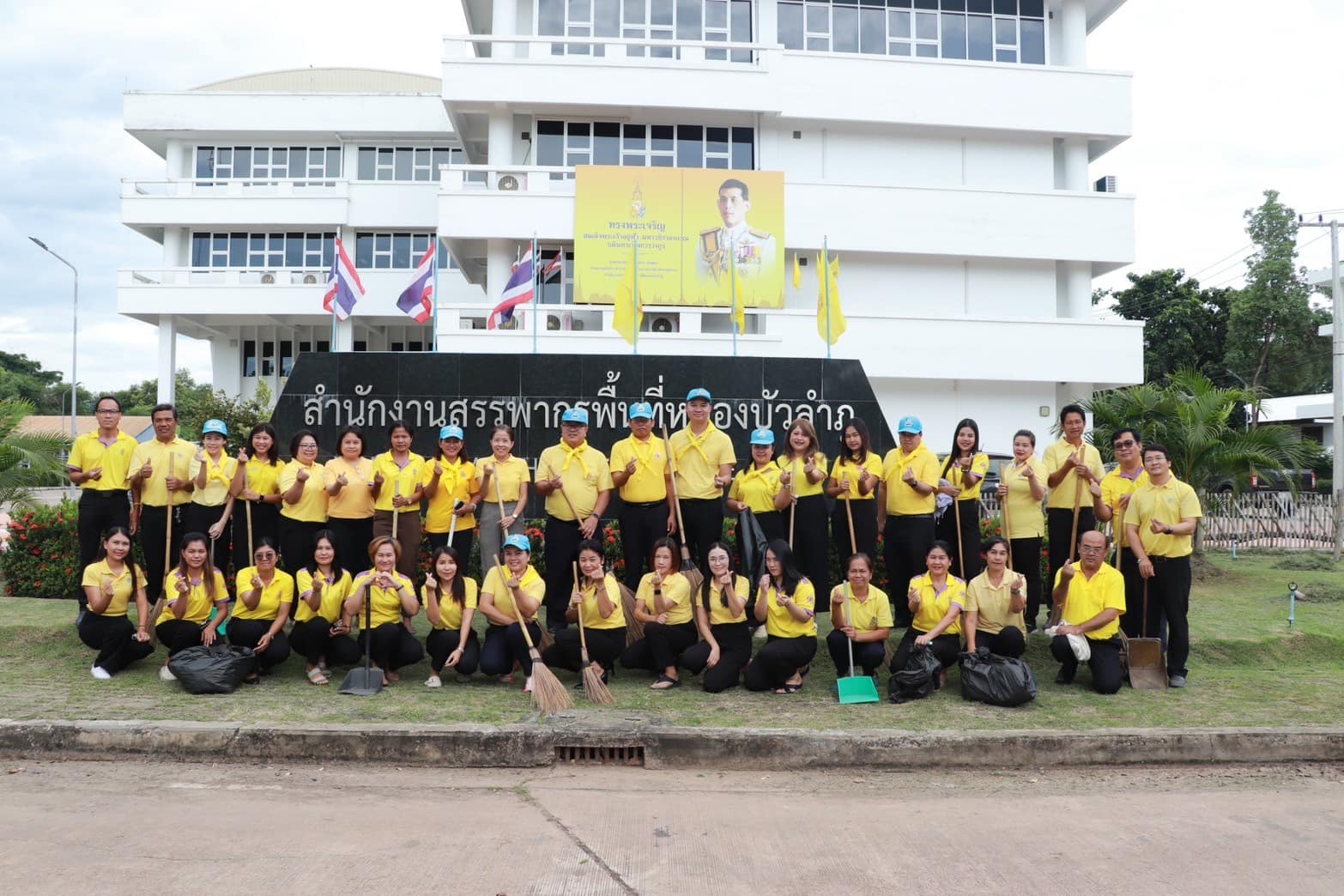 สรรพากรพื้นที่หนองบัวลำภู จัดกิจกรรมทำความสะอาดบริเวณรอบสำนักงานสรรพากรพื้นที่หนองบัวลำภูและสวนหย่อมด้านหน้าสำนักงาน ฯ ตามโครงการ “จิตอาสา พัฒนาหนองบัวลำภู”