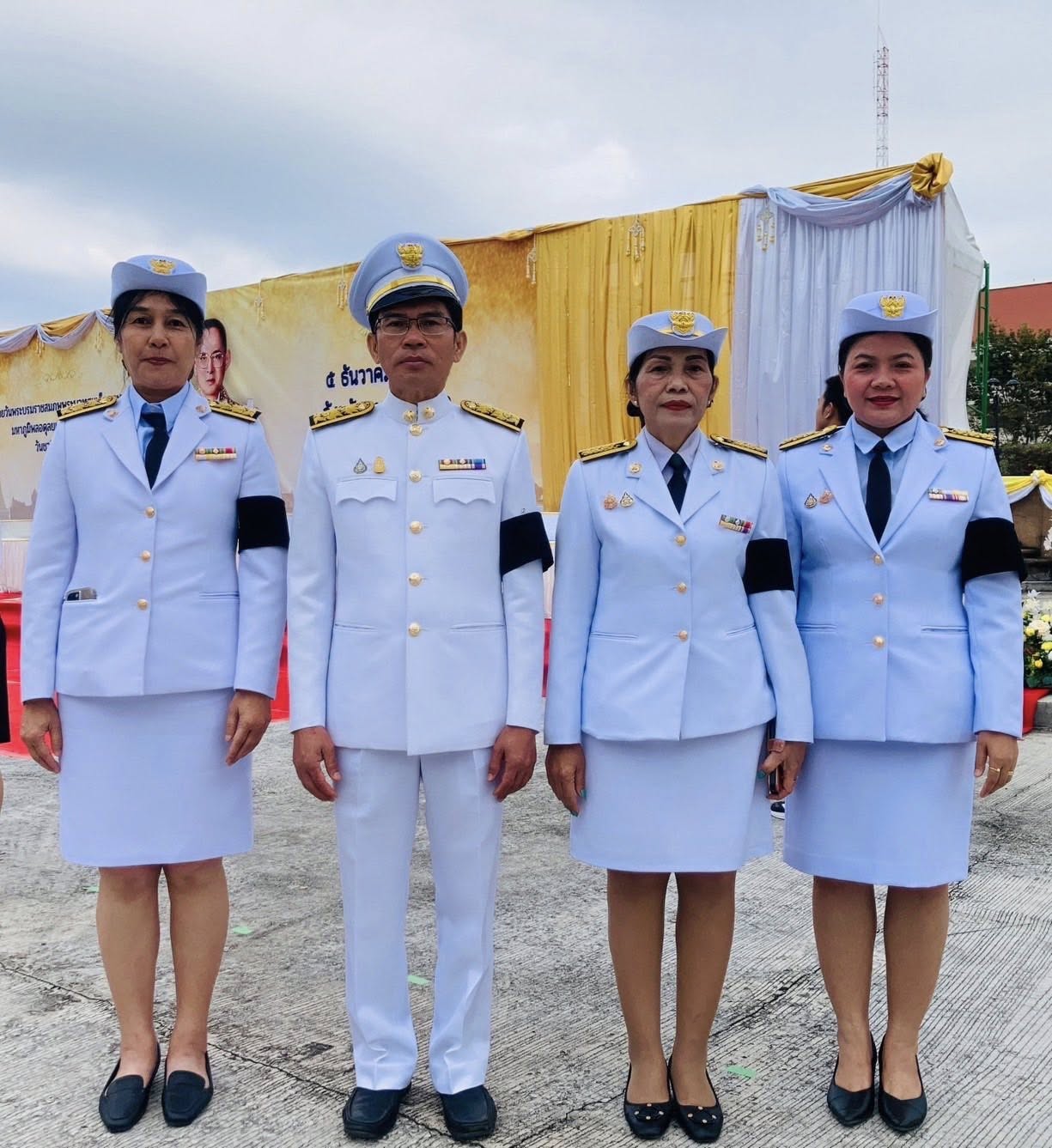 สำนักงานสรรพากรพื้นที่หนองบัวลำภูเข้าร่วมพิธีเจริญพระพุทธมนต์ทำบุญตักบาตรถวายพระราชกุศลและพิธีวางพุ่มดอกไม้ถวายบังคม เนื่องในวันคล้ายวันพระบรมราชสมภพพระบาทสมเด็จพระบรมชนกาธิเบศร มหาภูมิพลอดุลยเดชมหาราช บรมนาถบพิตร