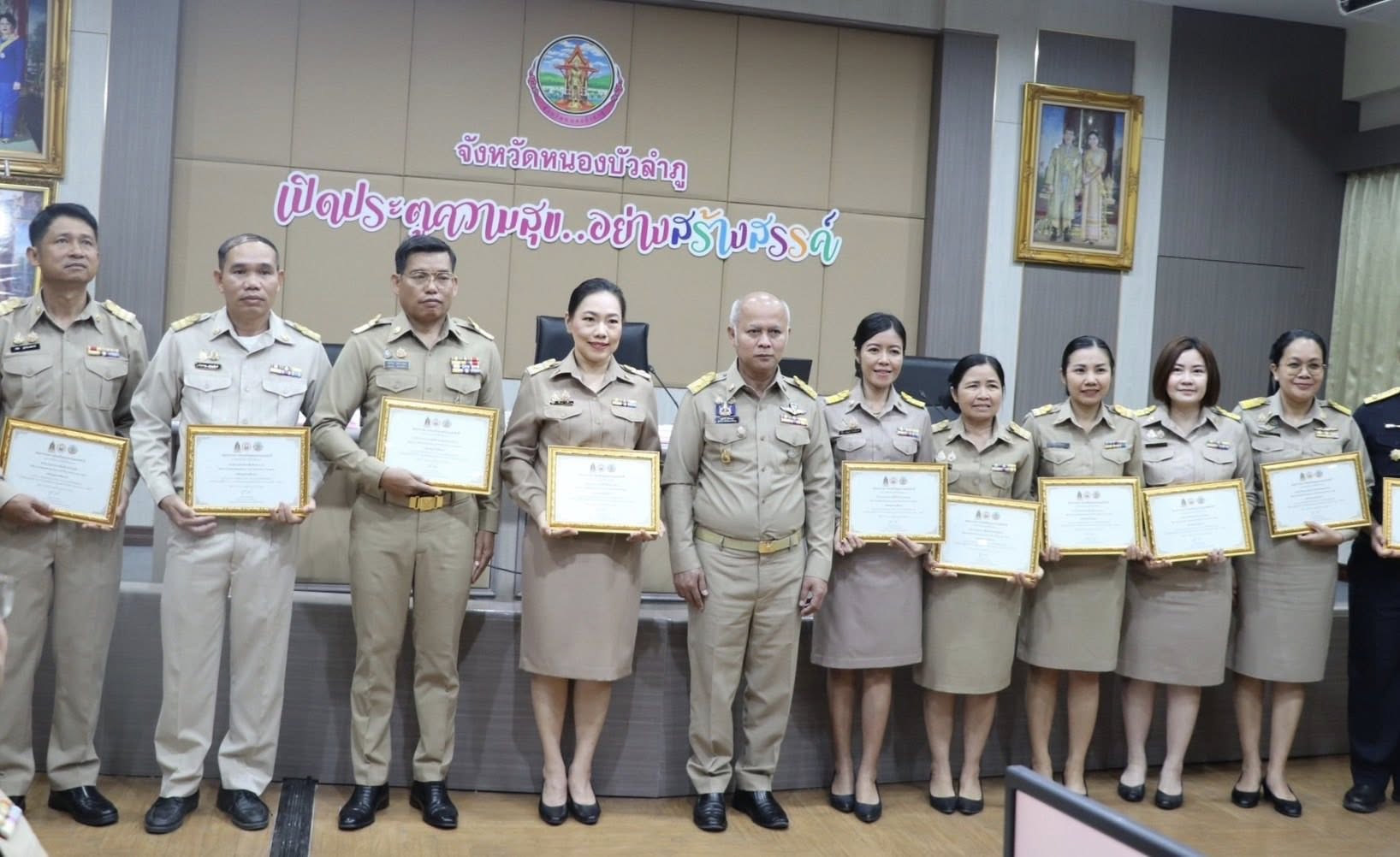 สำนักงานสรรพากรพื้นที่หนองบัวลำภู รับมอบเกียรติบัตรองค์กรคุณธรรมต้นแบบ ประจำปี 2568