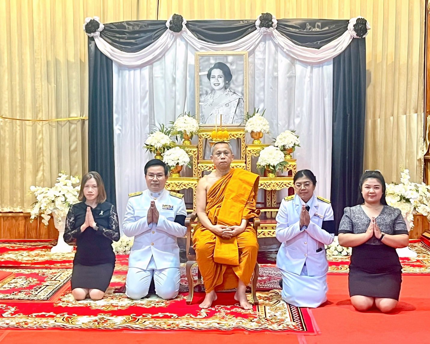 วันอังคารที่ 28 ตุลาคม 2568 สำนักงานสรรพากรพื้นที่หนองบัวลำภู โดยนางสุขฤทัย  วงษา นักวิชาการภาษีชำนาญการพิเศษ พร้อมด้วยเจ้าหน้าที่ในสังกัด เข้าร่วมพิธีสวดพระอภิธรรม เพื่อถวายเป็นพระราชกุศลแด่สมเด็จพระนางเจ้าสิริกิติ์ พระบรมราชินีนาถ พระบรมราชชนนีพันปีหลวง ณ วัดพิศาลรัญญาวาสพระอารามหลวง อำเภอเมืองหนองบัวลำภู จังหวัดหนองบัวลำภู