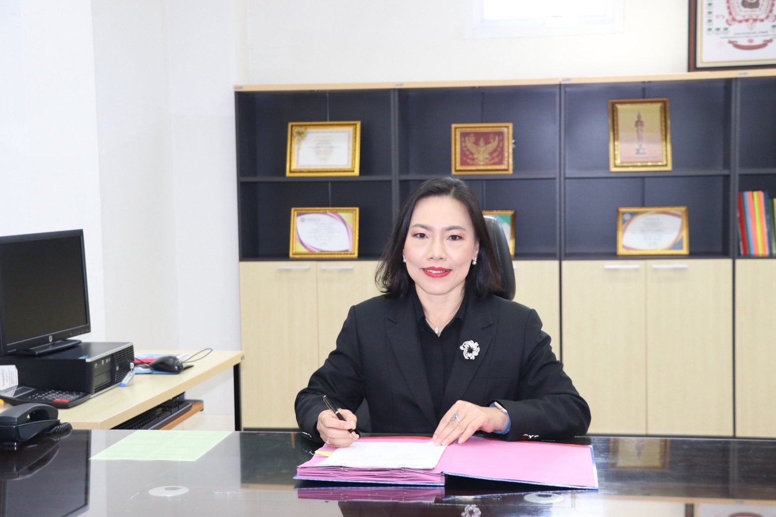 นางสาววรินทร วงษ์มา สรรพากรพื้นที่หนองบัวลำภู สักการะสิ่งศักดิ์สิทธิ์ประจำจังหวัดหนองบัวลำภู เพื่อความเป็นสิริมงคล ในโอกาสเข้ารับตำแหน่ง สรรพากรพื้นที่หนองบัวลำภู