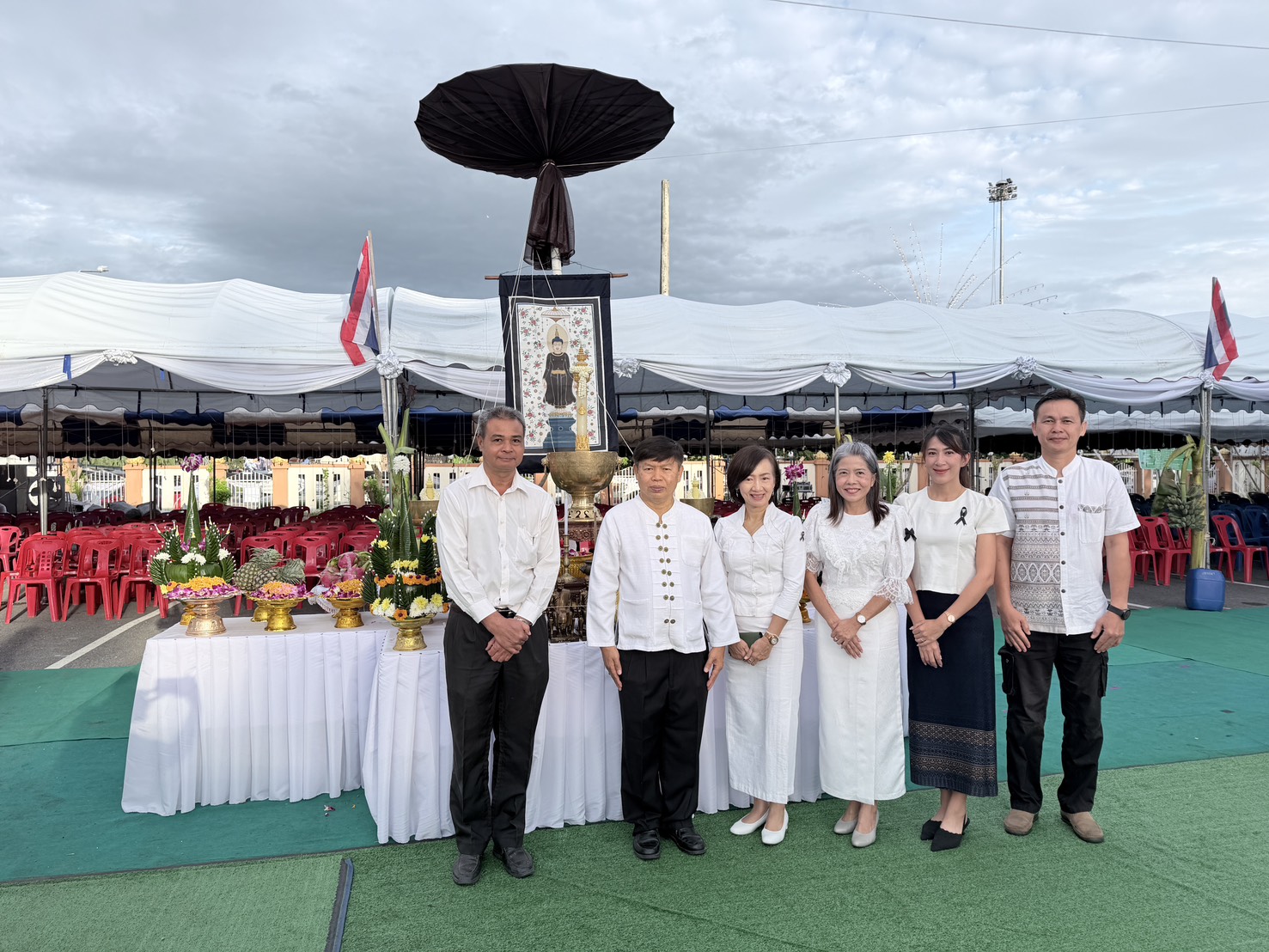 สำนักงานสรรพากรพื้นที่หนองบัวลำภู เข้าร่วมพิธีทำบุญตักบาตรและทอดผ้าป่าสามัคคีเพื่อเททองหล่อรูปเหมือนหลวงปู่ขาว อนาลโย ณ ที่ว่าการอำเภอเมืองหนองบัวลำภู