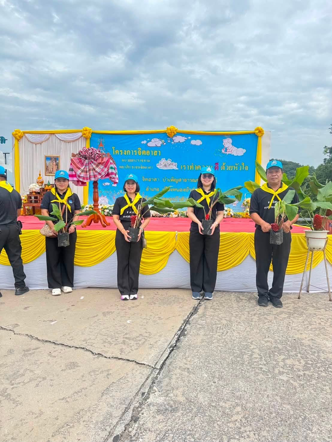 สำนักงานสรรพากรพื้นที่หนองบัวลำภู ร่วมกิจกรรมรวมพลังจิตอาสาปรับปรุงภูมิทัศน์น้ำตกเฒ่าโต้และปลูกว่านอุษาลำภู