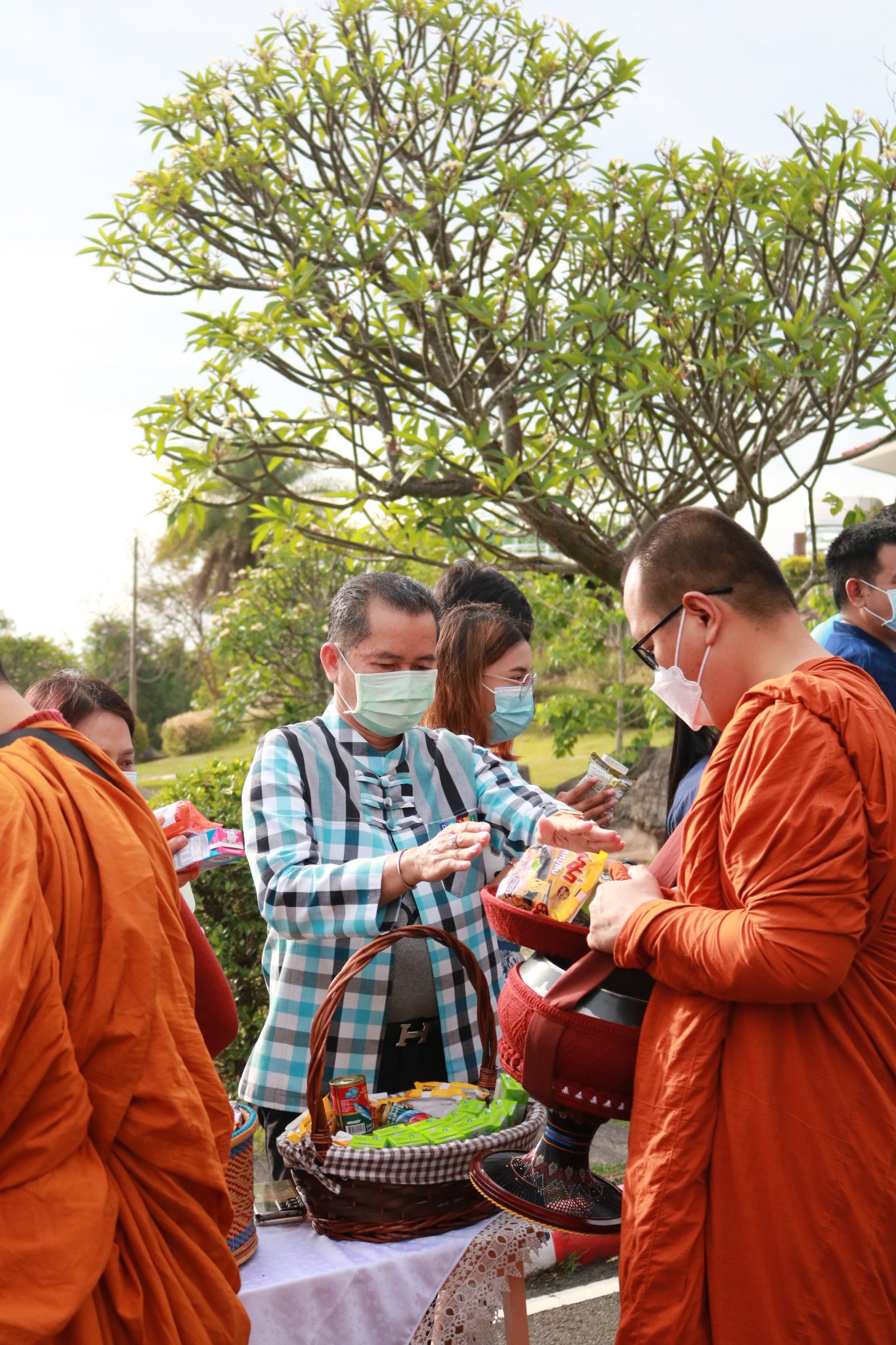 คนมุกสุขใจ นุ่งผ้าไทย ใส่บาตรพระ