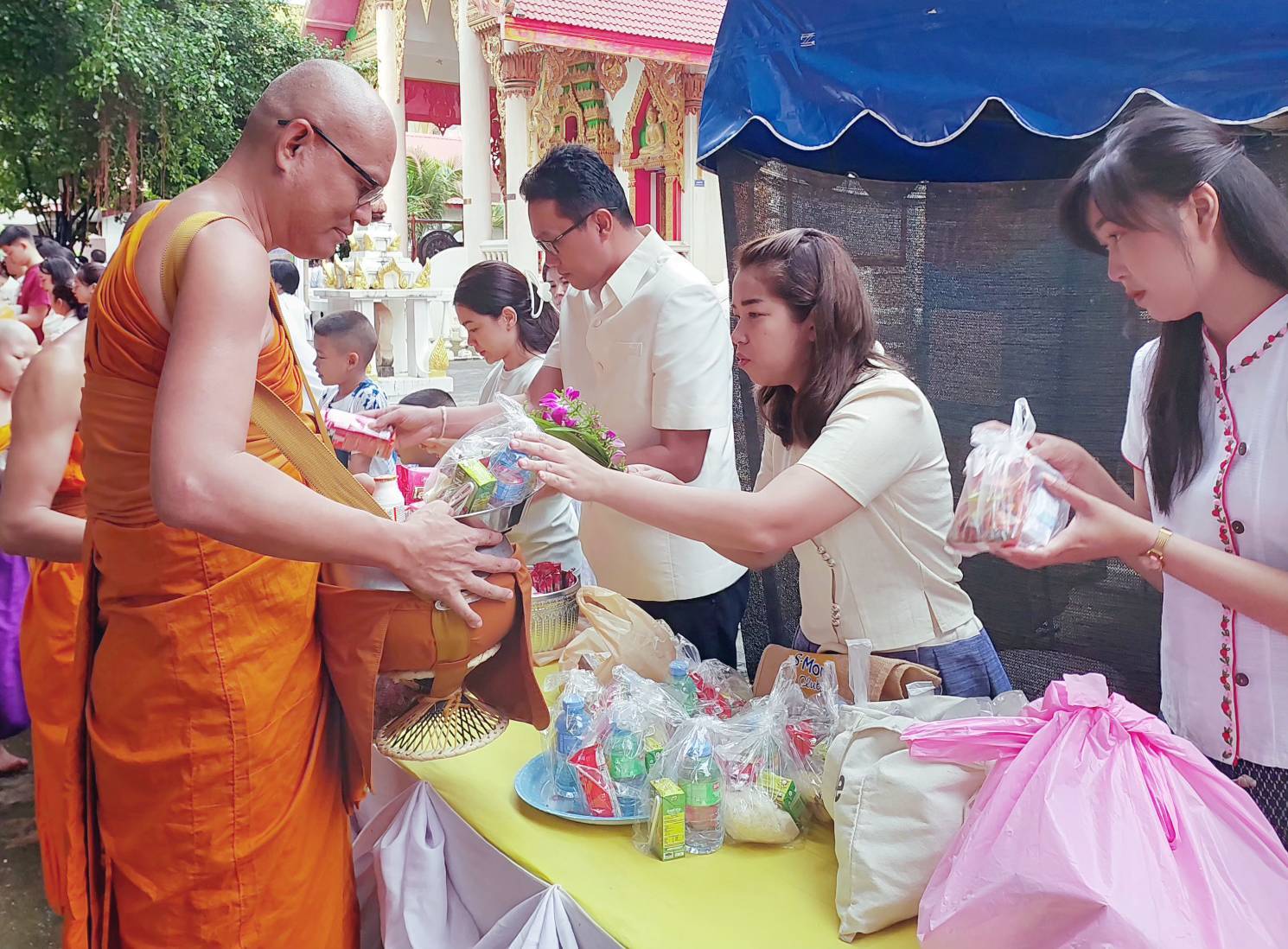 วันที่ 10 กรกฎาคม 2568 เวลา 07.30 น. สำนักงานสรรพากรพื้นที่มุกดาหาร เข้าร่วมกิจกรรมพิธีทำบุญตักบาตร เจริญจิตภาวนา ฟังพระธรรมเทศนา และเวียนเทียน ในสัปดาห์ส่งเสริมพระพุทธศาสนา  วันอาสาฬหบูชาและเข้าพรรษา ประจำปี พ.ศ. 2568