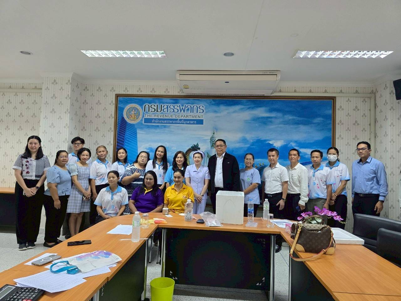 วันที่ 18 กรกฎาคม 2568 นายชัยวัฒน์ นิ่มวงษ์ สรรพากรพื้นที่มุกดาหาร พร้อมด้วยคณะผู้บริหาร  ข้าราชการ ลูกจ้างและสมาชิกครอบครัว ในสังกัดสำนักงานสรรพากรพื้นที่มุกดาหาร เข้ารับบริการฉีดวัคซีนเพื่อใช้สำหรับป้องกันโรคระบาดตามคำแนะนำขององค์การอนามัยโลก
