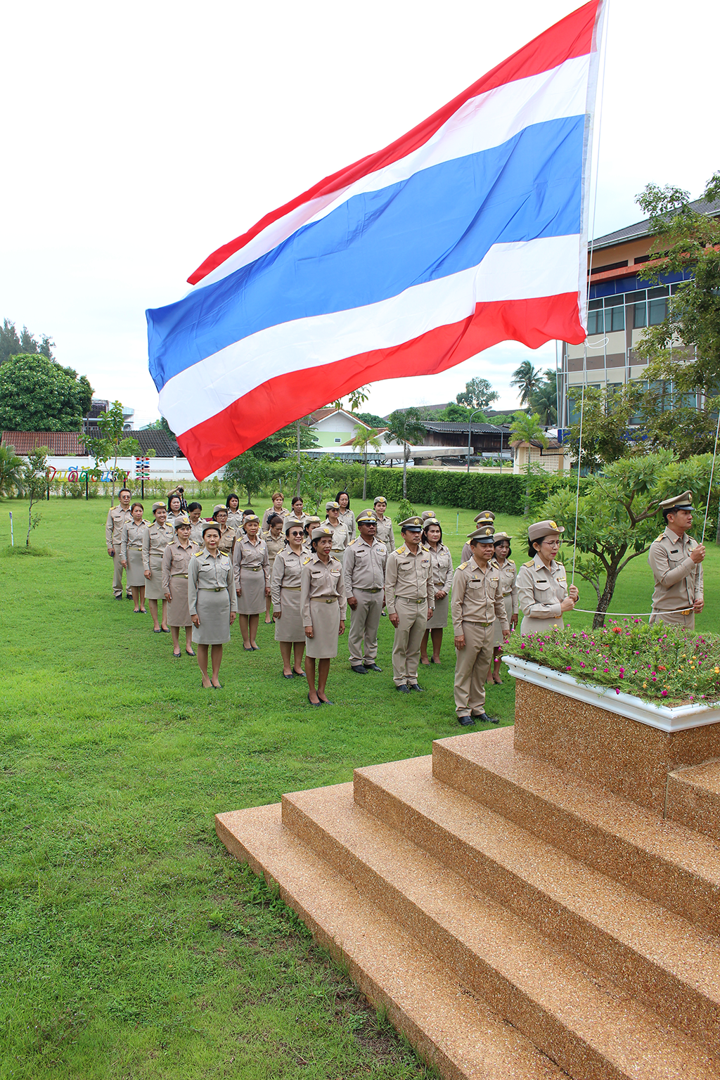 สำนักงานสรรพากรพื้นที่สุราษฎร์ธานี 1 จัดกิจกรรมเคารพธงชาติและร้องเพลงชาติไทย