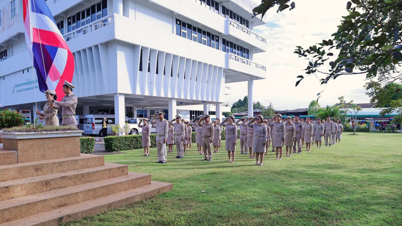 สำนักงานสรรพากรพื้นที่สุราษฎร์ธานี 1 จัดกิจกรรมเคารพธงชาติและร้องเพลงชาติไทย เนื่องในวันพระราชทานธงชาติไทย 28 กันยายน
