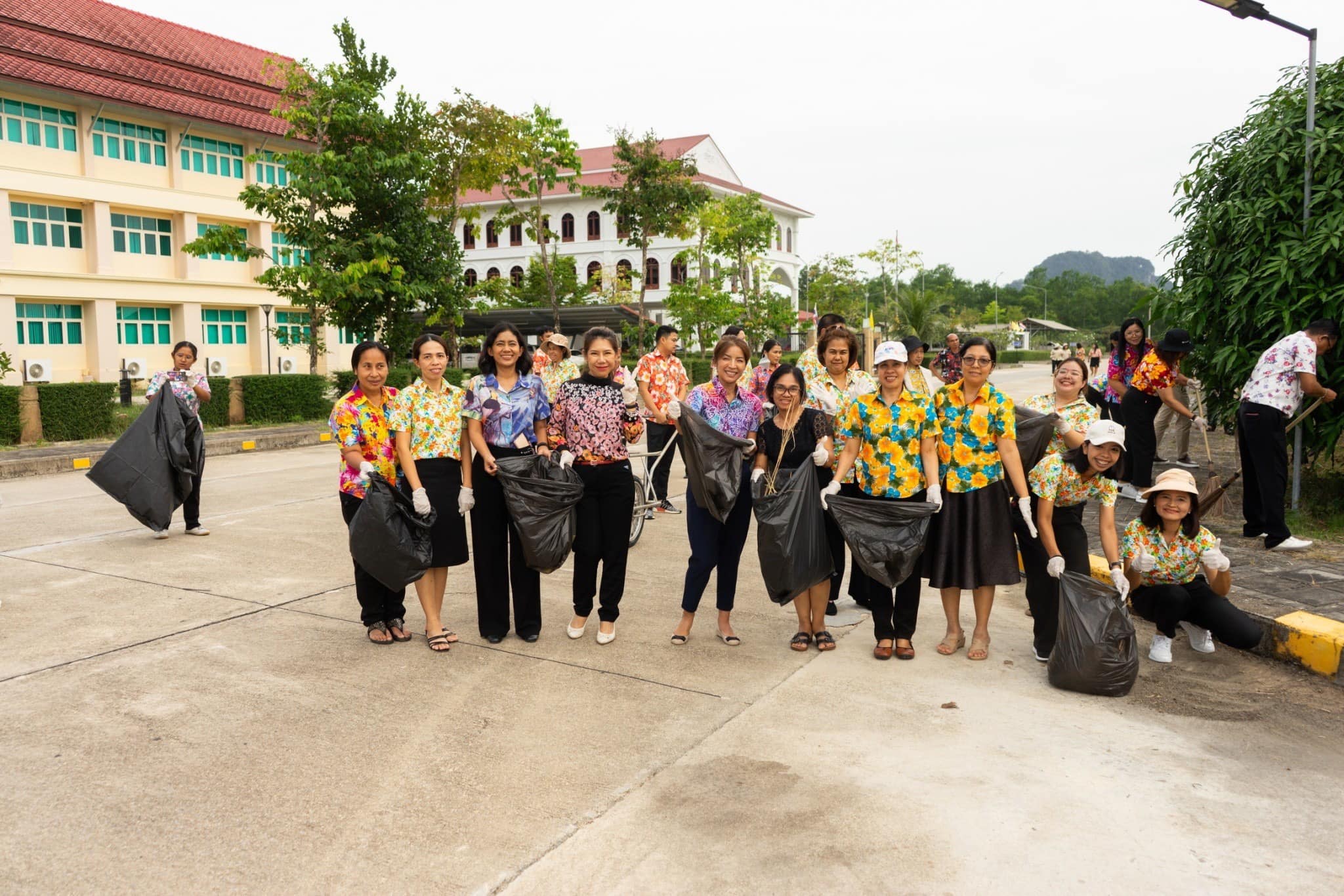 สำนักงานสรรพากรพื้นที่พังงา จัดกิจกรรมสาธารณประโยชน์ เนื่องในวันข้าราชการพลเรือน พ.ศ. 2567