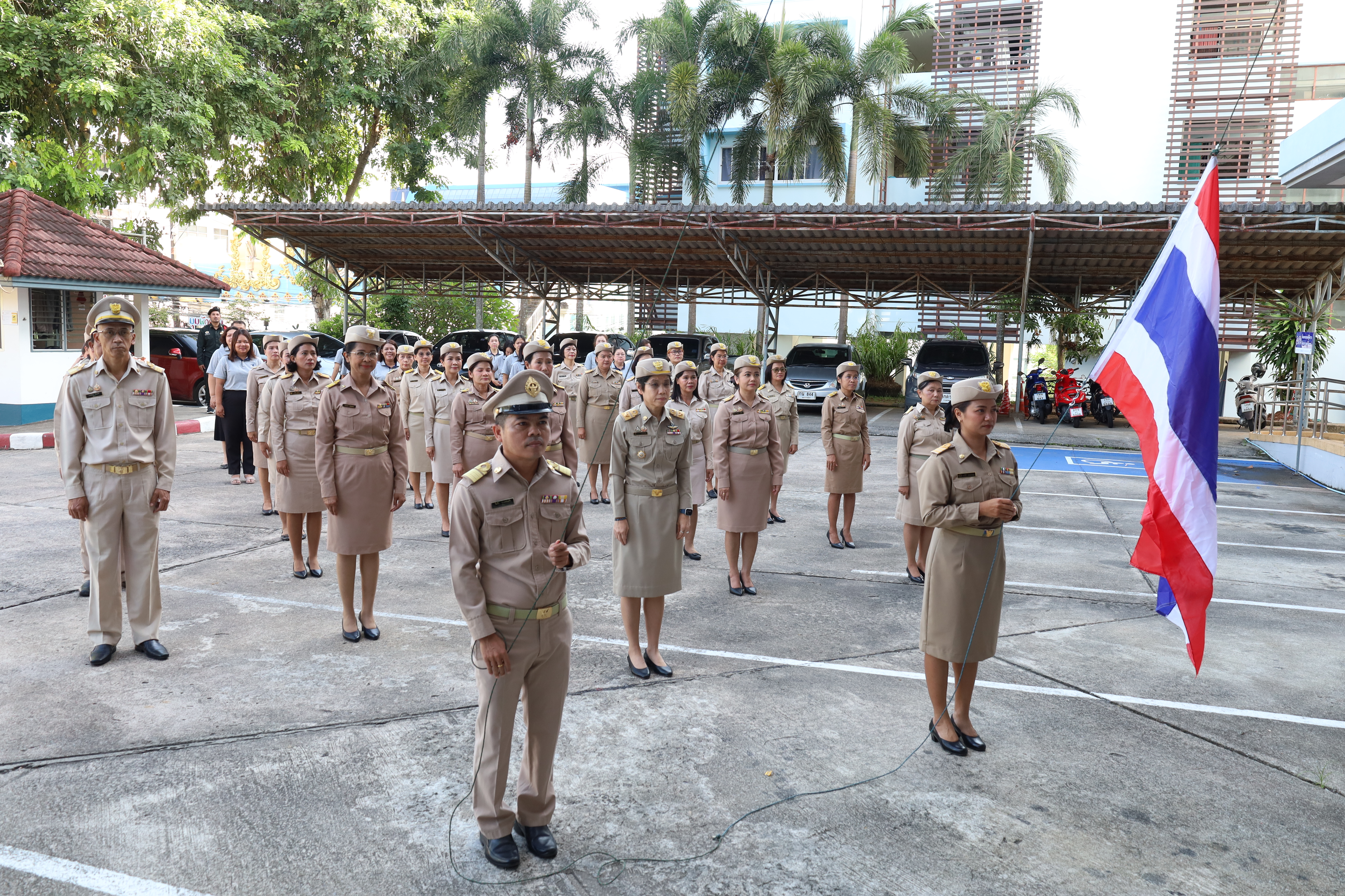 28 กันยายน 2569 นางสาวธนาภา ชาญชาตรีรัตน์ สรรพากรพื้นที่ตรัง พร้อมด้วยเจ้าหน้าที่สังกัดสำนักงานสรรพากรพื้นที่ตรัง ร่วมกิจกรรมเนื่องในวันพระราชทานธงชาติไทย (Thai National Flag Day) ประจำปี 2569 เวลา 08.00 น. เจ้าหน้าที่ได้เชิญธงชาติไทยขึ้นสู่ยอดเสา ผู้ร่วมกิจกรรมยืนเคารพธงชาติไทย และร้องเพลงชาติไทยอย่างพร้อมเพรียงกัน ณ บริเวณหน้าอาคารสำนักงานสรรพากรพื้นที่ตรัง
