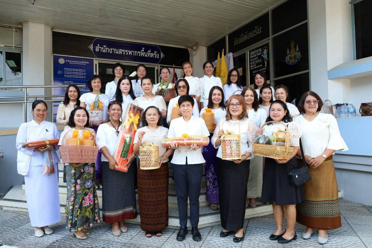 22 กรกฎาคม 2569 นางสาวธนาภา ชาญชาตรีรัตน์ สรรพากรพื้นที่ตรัง พร้อมด้วยเจ้าหน้าที่ในสังกัดสำนักงานสรรพากรพื้นที่ตรัง ร่วมกิจกรรมถวานเทียนพรรษา เนื่องในเทศกาลวันเข้าพรรษา ประจำปี 2569 เพื่อเป็นการสืบทอดประเพณีทางพุทธศาสนา และสืบสานประเพณีอันดีงาม ณ วัดภูเขาทอง ต.น้ำผุด อำเภอเมือง จังหวัดตรัง