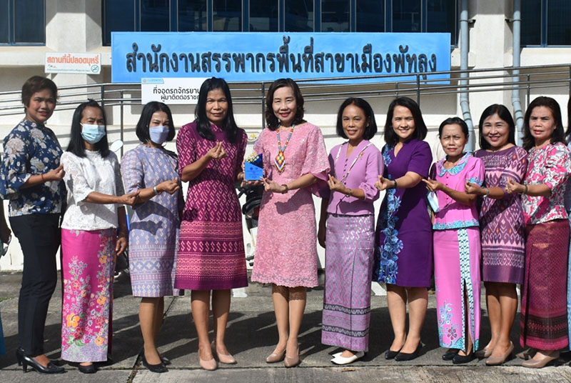สรรพากรพื้นที่พัทลุงส่งมอบโล่และตรารับรองมาตรฐานการให้บริการของศูนย์ราชการสะดวก (GECC) ประจำปี พ.ศ.2565 ให้สำนักงานสรรพากรพื้นที่สาขาเมืองพัทลุง