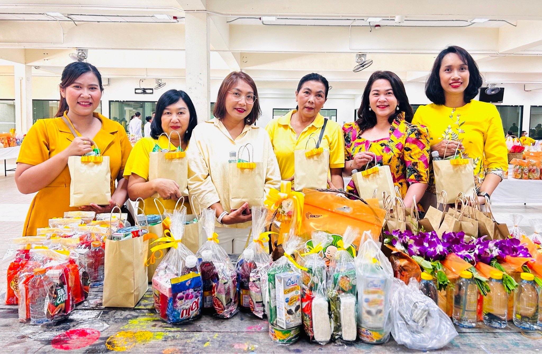 สรรพากรพื้นที่ยะลาทำบุญตักบาตรถวายเป็นพระราชกุศล  “วันชาติ และวันพ่อแห่งชาติ”
