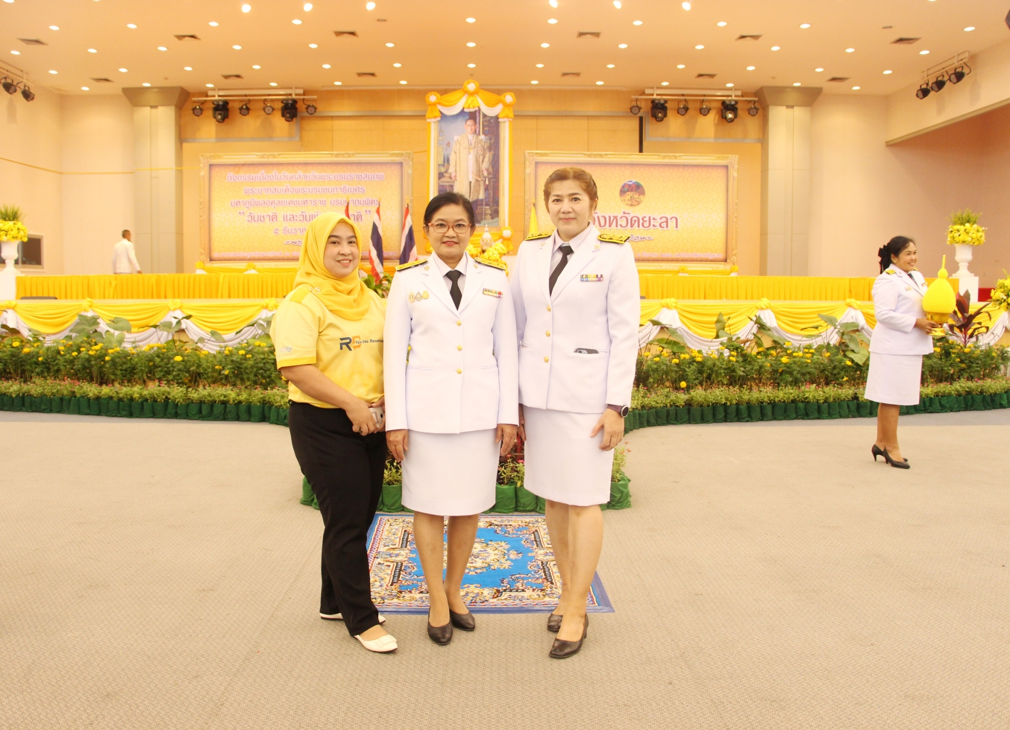 สรรพากรพื้นที่ยะลาร่วมพิธีวางพานพุ่มดอกไม้ถวายสักการะเนื่องในวัน “วันชาติ และวันพ่อแห่งชาติ”